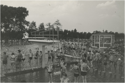 131203 Serie van 4 foto's zwembad 't Witven, Runstraat 40. Zwemplezier diepe bad, 1973
