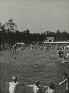 131204 Serie van 4 foto's zwembad 't Witven, Runstraat 40. Zwemplezier diepe bad, 1973