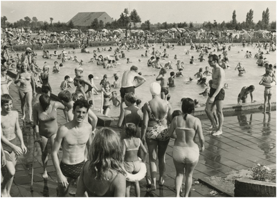 131206 Serie van 4 foto's zwembad 't Witven, Runstraat 40. Zwemplezier ondiepe (instructie) bad, 1973