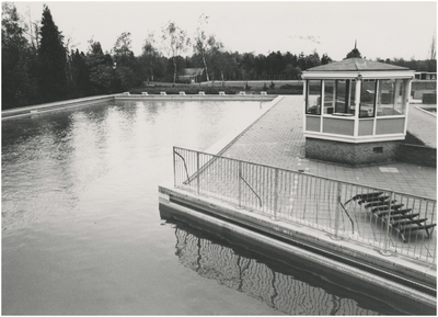 131215 Serie van 6 foto's zwembad 't Witven, Runstraat 40. Diepe bad, torentje badmeesters, 1982