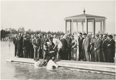131230 Serie van 8 foto's, groots zwemfestijn ter gelegenheid officiele opening recreatiecentrum zwembad 't Witven, ...