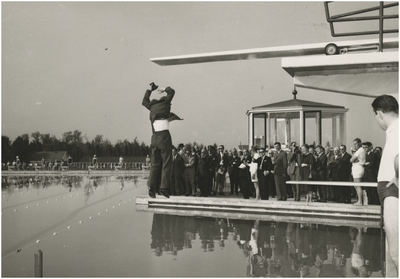 131233 Serie van 8 foto's, groots zwemfestijn ter gelegenheid officiele opening recreatiecentrum zwembad 't Witven, ...