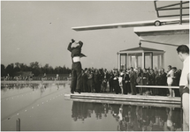 131233 Serie van 8 foto's, groots zwemfestijn ter gelegenheid officiele opening recreatiecentrum zwembad 't Witven, ...