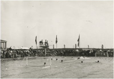 131235 Serie van 8 foto's, groots zwemfestijn ter gelegenheid officiele opening recreatiecentrum zwembad 't Witven, ...