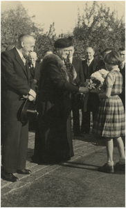 131260 Een meisje geeft bloemen aan de echtgenote van burgemeester Ras, 13-10-1951