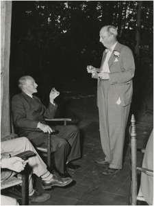 131264 Opening visvijver: zittende man met sigaar, staande man met borrel, 25-05-1953
