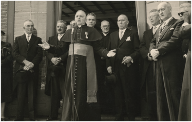 131274 Serie van 4 foto's ter gelegenheid consacratie R.K. kerk H. Lambertus door mgr Mutsaerts bisschop Den Bosch. ...