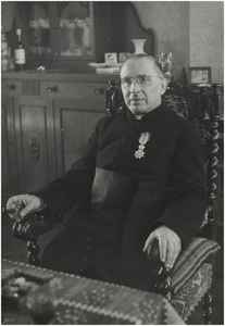 131288 Pastoor H.F.M.J. Bless, onderscheiden in de Orde van Oranje-Nassau door burgemeester A. Ras, 22-04-1955