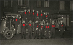 131308 Groepsfoto brandweer Veldhoven voor Bushaltecafé, 1956