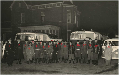 131310 Groepsfoto brandweer Veldhoven voor gemeentehuis, 1956
