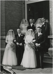 131332 Serie van 3 foto's ter gelegenheid huwelijk kinderen van Stiphout. Bruidsparen poseren voor gemeentehuis, 30-04-1957