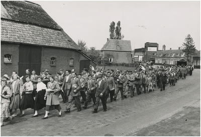 131335 Serie van 3 foto's ter gelegenheid jaarlijkse processie van de inwoners van Westerhoven naar Onze Lieve Vrouw ...