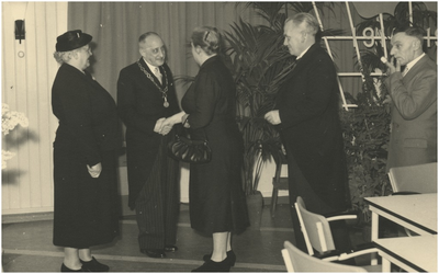 131352 Burgemeester Ras en zijn vrouw worden gefeliciteerd, 04-01-1958