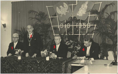 131354 Toespraak burgemeester Ras. 1. Leo van de Laar, gemeente-secretaris; 2. A. Ras, burgemeester;, 04-01-1958