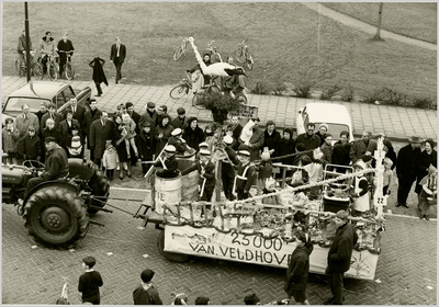 131498 Praalwagen Carnavalsoptocht met als thema geboorte 25.000 ste inwoner van Veldhoven, 02-1967