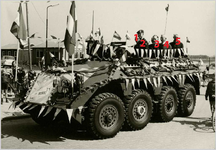 131500 Militaire voertuigen met burgemeester van de Ven en wethouders. 1. Leo van de Laar, gemeentesecretaris; 3. G. ...