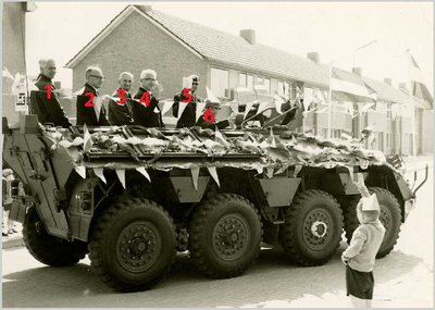 131501 Militaire voertuigen met burgemeester van de Ven en wethouders. 3. Willem Smits, locoburgemeester/wethouder; 4. ...