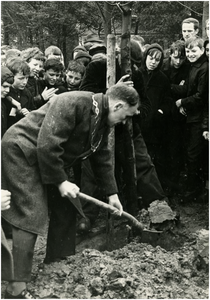 131526 Burgemeester van de Ven plant bomen, schooljeugd kijkt toe, 03-1968