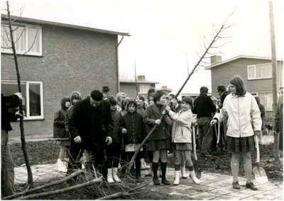 131542 Schooljeugd plant met behulp van gemeentewerkers, 03-1968