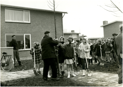 131545 Schooljeugd plant met behulp van gemeentewerkers, 03-1968