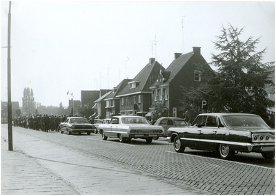 131577 Stoet met burgemeester in spé, op weg naar gemeentehuis onder begeleiding Veldhovens Muziekkorps, 1969