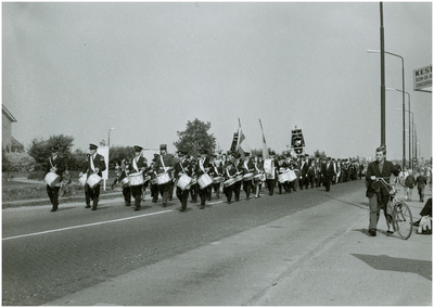 131578 Stoet met burgemeester in spé, op weg naar gemeentehuis onder begeleiding Veldhovens Muziekkorps, 1969