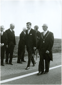 131582 Burgemeester in spé begeleid door loco-burgemeester Willem Smits, 1969