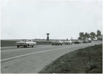 131584 Stoet auto's, burgemeester in spé in de eerste, 1969