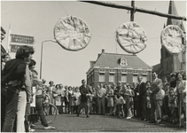 131656 Minimarkt: Kromstraat. Hoek Dorpstraat/ Kromstraat, burgemeester Elsen opent op ludieke wijze de markt, lachende ...