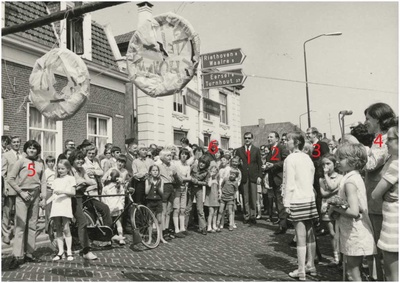 131657 Minimarkt: Kromstraat. Hoek Dorpstraat/ Kromstraat, burgemeester Elsen opent op ludieke wijze de markt, lachende ...