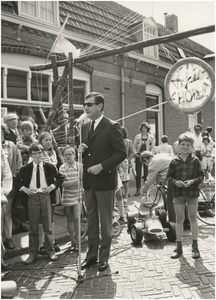 131658 Minimarkt: Kromstraat. Toespraak burgemeester Elsen, 05-1971