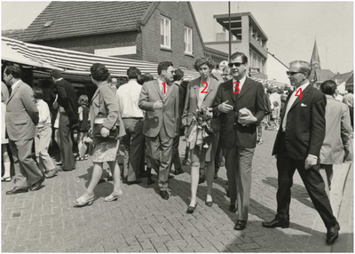 131660 Minimarkt: Kromstraat. Burgemeester(3) en echtgenote (2) lopen samen met de heer Stienen(1) (Amro bank) (3) en ...