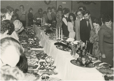 131767 Serie van 15 foto's ter gelegenheid 25 jarig ambtsjubileum P. Zuidhof. Feestavond personeel, lopend buffet, 01-1978