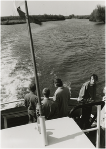 131825 Uitstapje personeel Gemeente Veldhoven naar Biesbosch. Aan boord van de rondvaartboot, 1980