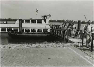 131826 Uitstapje personeel Gemeente Veldhoven naar Biesbosch. Rondvaartboot, weer aan wal, 1980