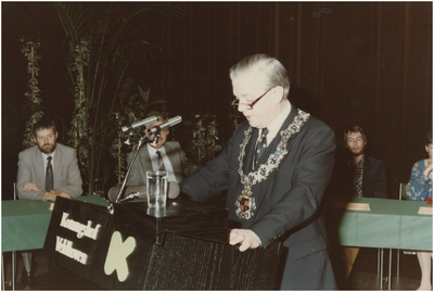 131865 Toespraak burgemeester Stadhouders. 1. J. Prinsen; 2. Burgemeesters Stadhouders; 3. M. Zijlmans, 05-1983