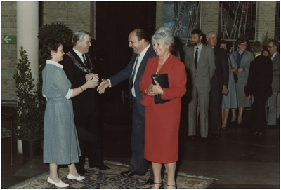 131869 Receptie, C. van der Heijden schudt de hand van burgemeester Stadhouders en zijn echtgenote, 05-1983