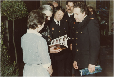 131870 Receptie, leden van de brandweer feliciteren burgemeester Stadhouders en zijn echtgenote, 05-1983