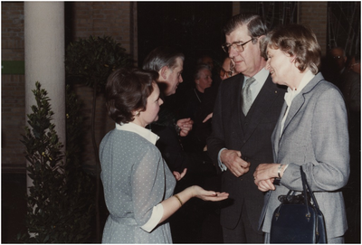 131871 Receptie, oud burgemeester Elsen en echtgenote in gesprek met mevrouw Stadhouders, 05-1983