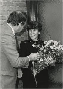 131891 Staatssecretaris Brokx overhandigt bos bloemen aan de nieuwe bewoonster, 09-11-1984