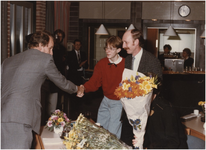 131901 Hoofdbewoner en zoon van de 12.000ste woning worden door staatssecretaris Brokx gefeliciteerd, 09-11-1984