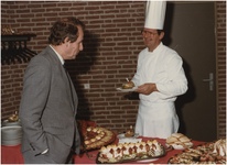 131909 Staatssecretaris Brokx bij het lopend buffet in gesprek met de kok, 09-11-1984