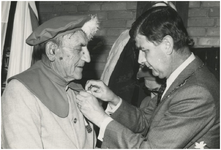 131958 Gildelid de Greef krijgt medaille opgespeld door burgemeester dr. Gerard Louis Elsen, 1970 - 1980