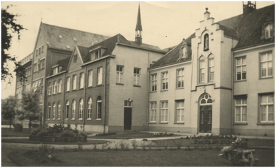 131993 Pensionaat, R.K. meisjesschool Onze Lieve Vrouw van Lourdes, Oude Kerkstraat, 1950 - 1955