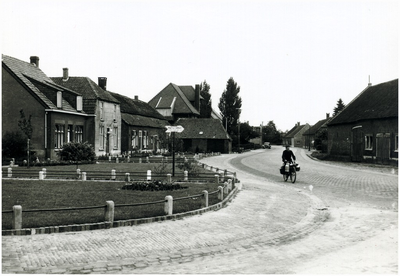 133301 Man vervoert melk op de fiets, eerste huis links: Menting, Piet Sleegers en van der Sanden. Broek ...