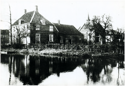 133306 Achterzijde Protestante Kerk, pastorie, visvijver, Broek (Dorpstraat), 1945 - 1950