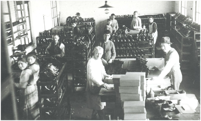 133310 Het productieproces in Schoenfabriek van der Sanden-Hoogenbosch: arbeiders aan het werk, 1920 - 1929