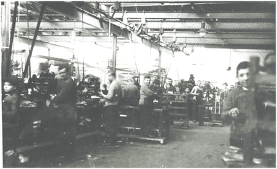 133311 Het productieproces in Schoenfabriek van der Sanden-Hoogenbosch: arbeiders aan het werk, Dorpstraat, 1920 - 1929