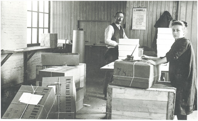 133313 Het productieproces in Schoenfabriek van der Sanden-Hoogenbosch: pakkerij, medewerkers pakken bestellingen in, ...