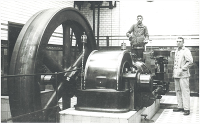 133315 Het productieproces in Schoenfabriek van der Sanden-Hoogenbosch: twee medewerkster poseren bij de stoommachine, ...